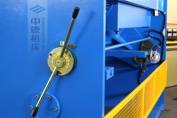 ZDSK-1632剪板機(jī)刀片間隙手動(dòng)調(diào)節(jié)器，刻度清淅，調(diào)節(jié)省力又簡便.jpg