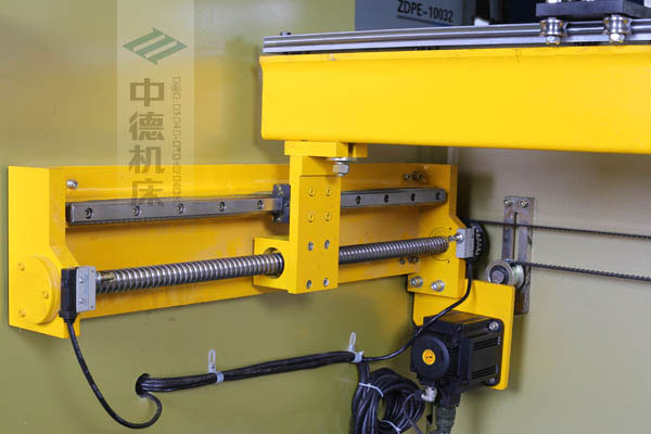 ZDPK-10032X軸配有滾珠絲桿及直線導軌，大功率伺服電機，鋼絲同步帶，能顯著提升X軸定位精度及速度