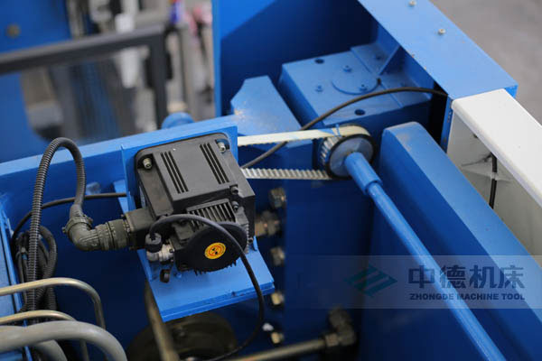 ZDPK-10032配有Y軸伺服定位功能，能精確有效提高Y軸精度，并使工作效率明顯提高