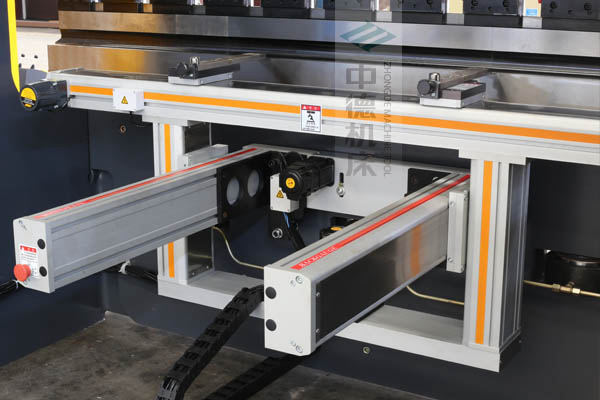 ZDPE10025-4+1軸全封套加強(qiáng)型鋁合金后檔料系統(tǒng),內(nèi)有成套滾珠絲桿和直線導(dǎo)軌,精度高速度快噪音低.jpg ZDPE10025-4+1軸全封套加強(qiáng)型鋁合金后檔料系統(tǒng),內(nèi)有成套滾珠絲桿和直線導(dǎo)軌,精度高速度快噪音低.jpg