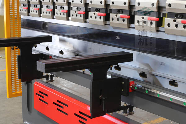 ZDPE10025采用線軌雙托料,可水平移動(dòng),能保持超高平行度,托料撐桿為ABS硬質(zhì)塑料,使用時(shí)不會(huì)劃傷不銹鋼板材表面.jpg ZDPE10025采用線軌雙托料,可水平移動(dòng),能保持超高平行度,托料撐桿為ABS硬質(zhì)塑料,使用時(shí)不會(huì)劃傷不銹鋼板材表面.jpg