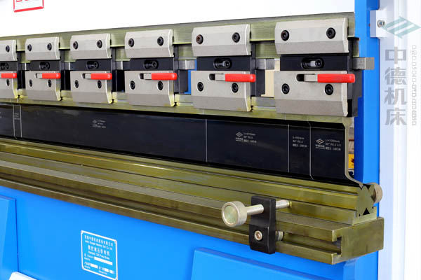 ZDPK-4015-標準分段模具并配合模具快夾，換?？焖?jpg